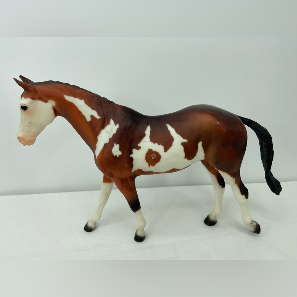 Breyer Model Freedom Series Pinto Sport horse Bay Overo #677 Retired 2006